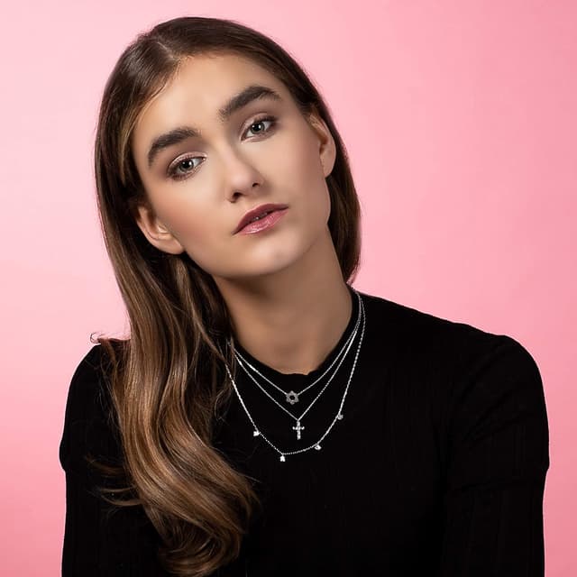 Detalle de Collier Namana Namana avec breloques en puzzle, ras-du-cou argenté à breloques 5 mm