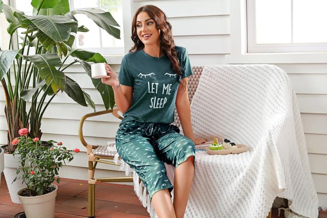 Detalle de Ensemble de pyjama femme Uniexcosm en coton à manches courtes et col rond, imprimé