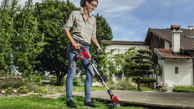 Detalle de Einhell GE-CT 18 Li Kit Power X-Change: tagliabordi a batteria con testa motore ruotabile