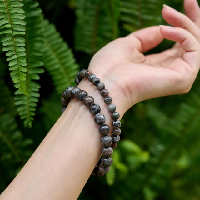 Detalle de Bivei Perlenarmband für Frauen mit Yooperlit (6 mm) – elastisch, handgefertigt, Geschenkbox