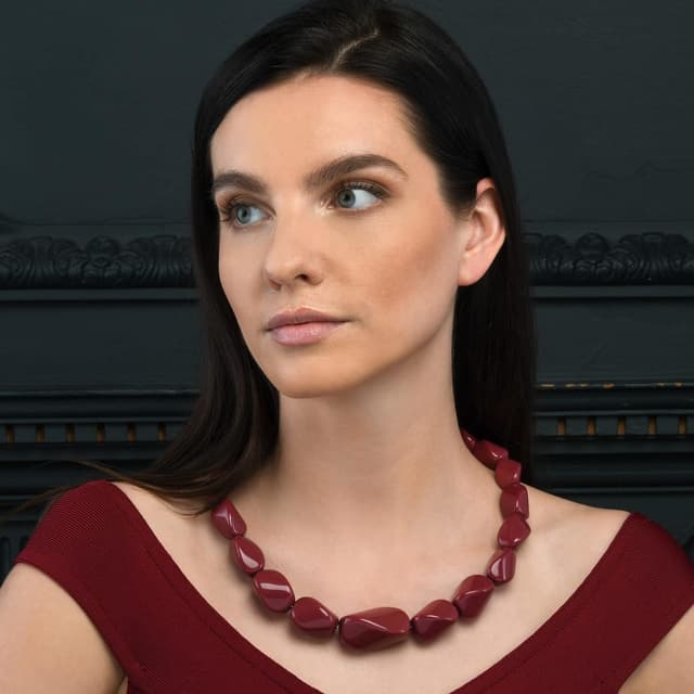 Detalle de Collana da donna ZAVANA lunga 56 cm in resina, stile bohémien (bordeaux)