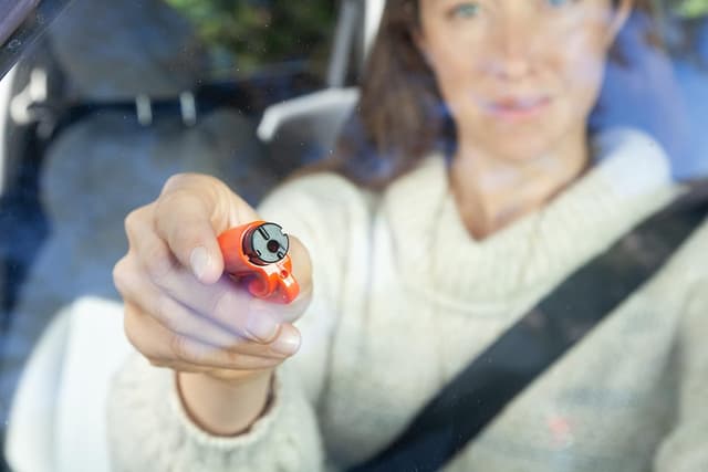 Detalle de resqme Porte-clés Sécurité Voiture : brise-vitre et coupe-ceinture avec marteau d’urgence
