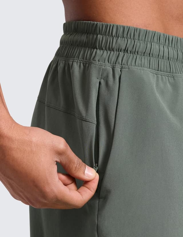 Detalle 2 de CRZ YOGA pantaloncini da allenamento da uomo a asciugatura rapida, con tasche e girovita regolabile (S, 18 cm) Saggio Grigio