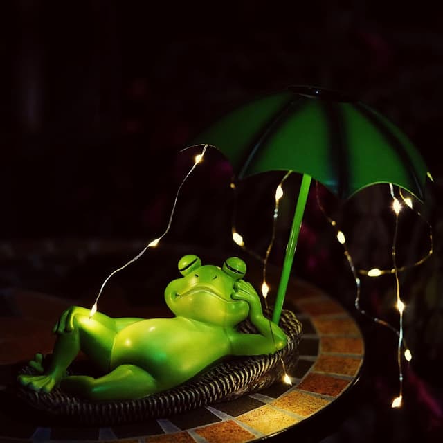 Detalle 2 de Wowlela Solar Frosch Statue mit LED