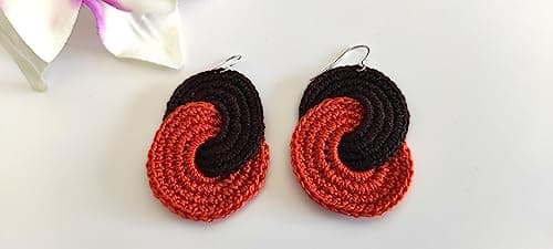 Detalle 1 de Pendientes tejidos a ganchillo NORDESTINA “Ana” (naranja y marrón) con gancho de plata de ley 925
