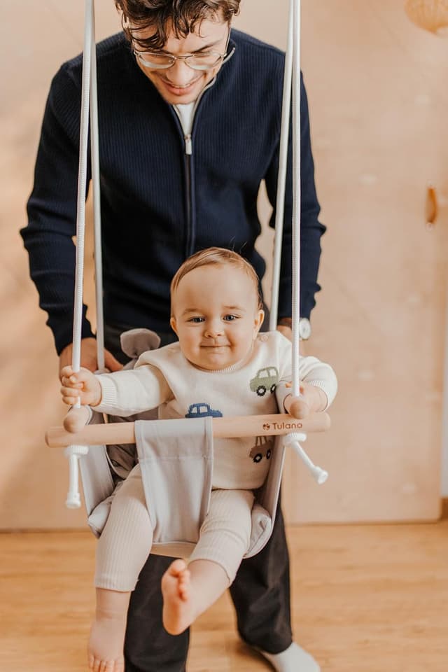 Detalle 2 de Tulano Hop 30 Holz Babyschaukel