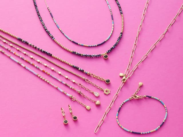 Detalle de JEWELS BY LEONARDO Armband „Ciao Lola“ – Armkette aus goldfarbenem Edelstahl mit schwarzen Facettenglaskristallen