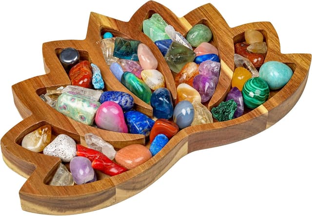Detalle de Curawood Lotus Crystal Display Tray (28x18cm) – Acacia wood lotus-style crystal and gemstone holder