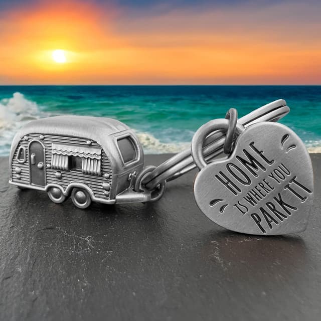 Detalle 2 de LANOLU portachiavi per roulotte in metallo, a forma di rimorchio da campeggio 3D con cuore “Home is where you Park it”