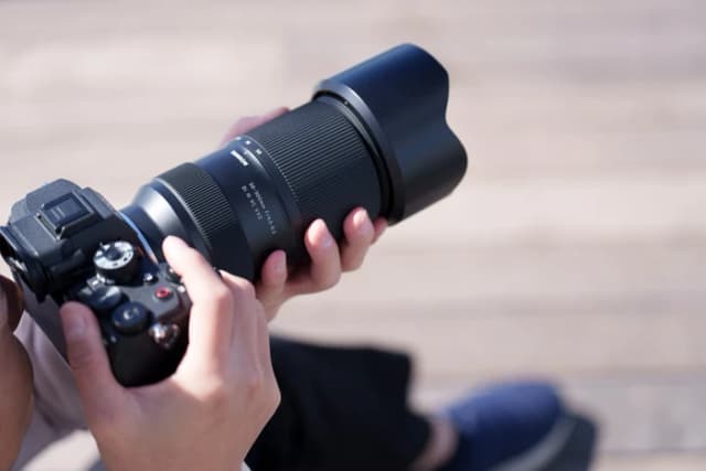 Detalle de Tamron 50-300mm f/4.5-6.3 Di III VC VXD für Sony E (Vollformat) – Zoom mit Bildstabilisierung