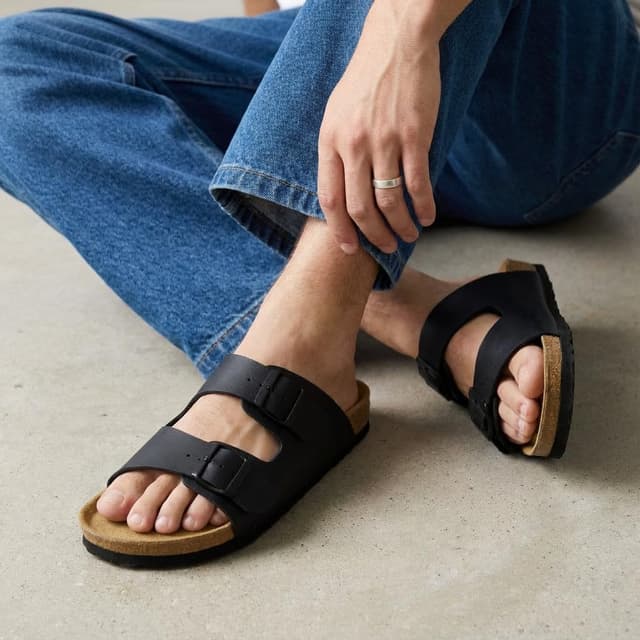 Detalle de CUSHIONAIRE Lane Cork Footbed Men’s Sandals with Adjustable Buckle Comfort Slides