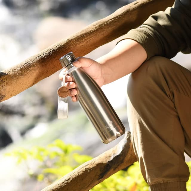 Detalle 2 de Mollcity 17 oz Double-Walled Stainless Steel Water Bottle (Leak-Proof, Insulated, Cola Shape)