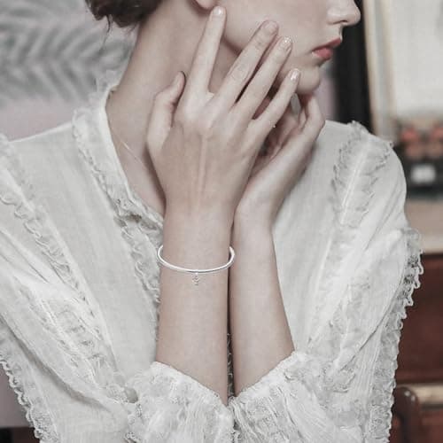 Detalle de LaMenars Cupid charm en plata 925