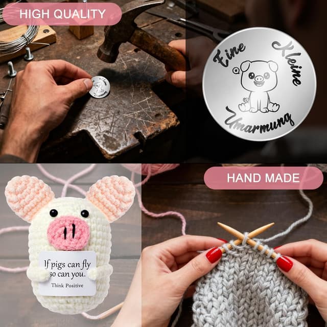 Detalle 2 de Aolso Pocket Hug Maiale Positivo: mini bambola lavorata a maglia con biglietto e moneta