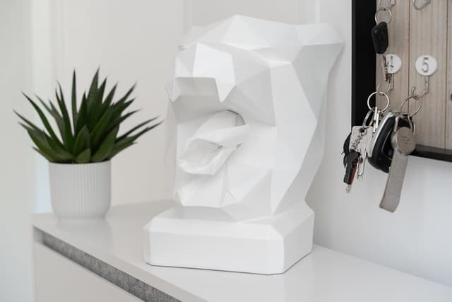 Detalle de NEUSTEIN Panther Taschentuchbox – Taschentuchspender mit Pantherkopf-Design in Weiß (21 x 23 x 30 cm)