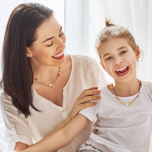 Detalle de TINGN Collier de perles colorées fait main pour femme et fille, cœur en pendentif