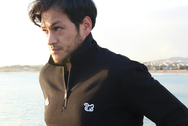 Detalle de Surf Monkey Sweat 1/4 zip en coton biologique et polyester recyclé – Col type polo