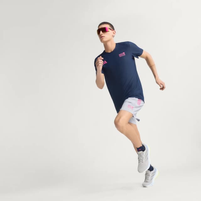 Detalle 2 de Pantalón corto BMW Berlin-Marathon 2025 de Adidas (gris)