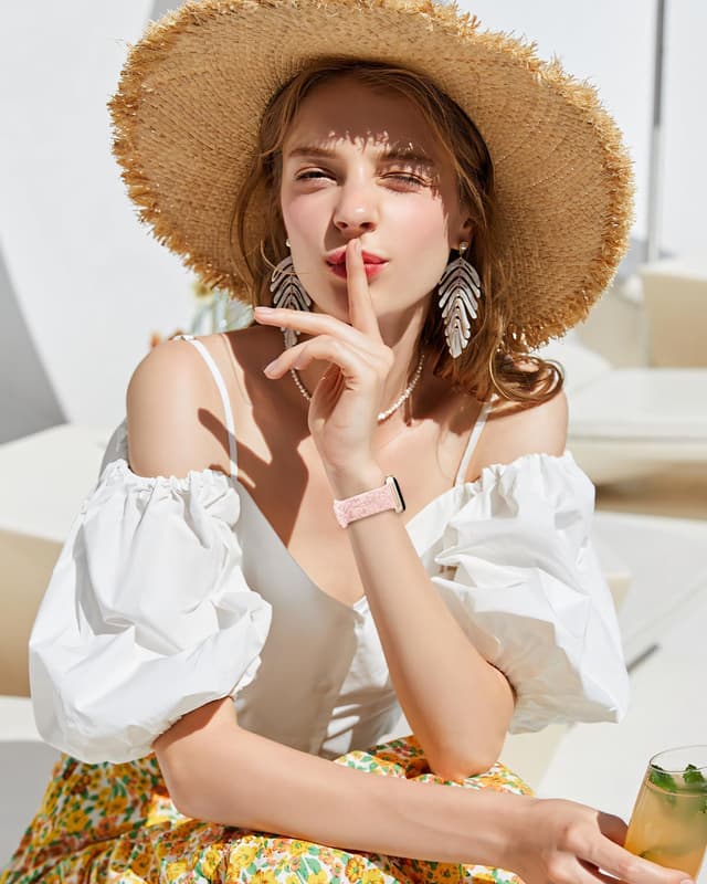 Detalle de Yoohoo Floral Engraved Soft Silicone Strap for Apple Watch (38mm–49mm) – Pink