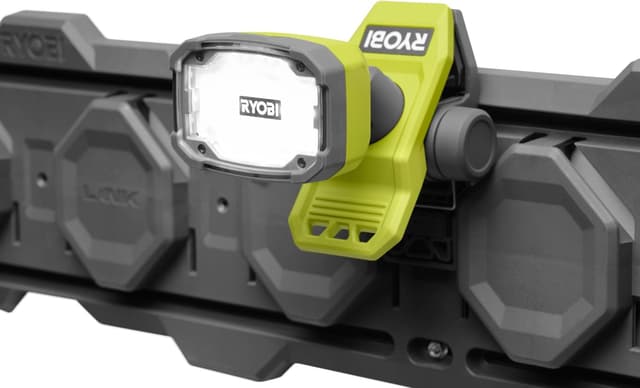 Detalle de RYOBI RLC4-0 lampada con pinza a batteria 4V, 3 intensità fino a 1000 lumen e testa orientabile (Ryobi LINK, batteria non inclusa)