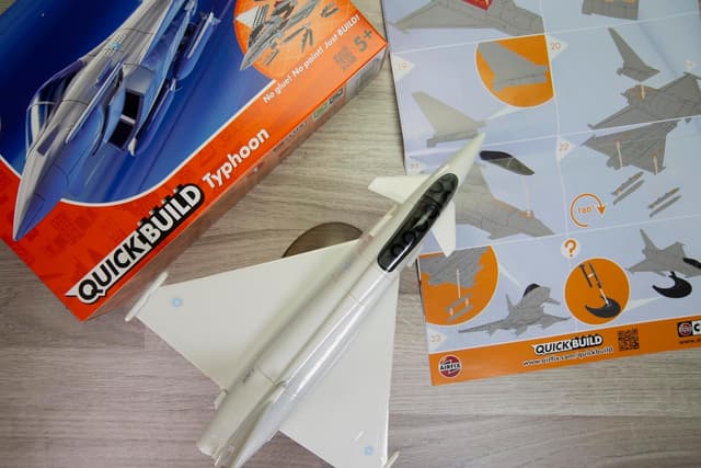 Detalle 2 de Airfix J6002 Eurofighter Typhoon Jet Quick-Build Kit (Silver) – snap-together model plane