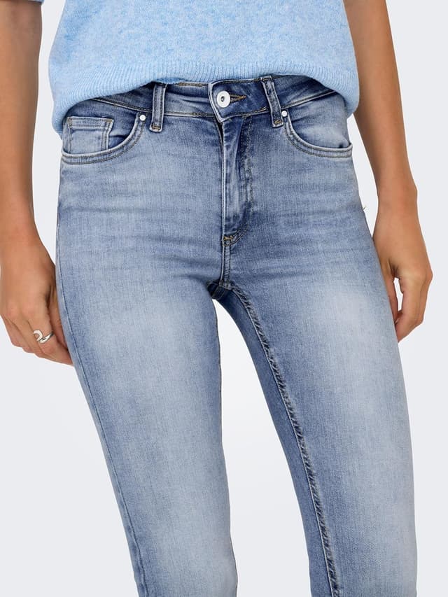 Detalle de ONLY Skinny Fit Jeans ONLBLUSH a vita media: jeans skinny leggeri per l’uso quotidiano