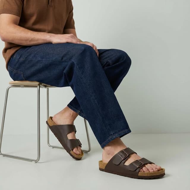 Detalle 2 de CUSHIONAIRE Lane Men’s Sandals with Cork Footbed and Adjustable Buckle