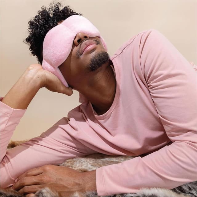 Detalle 2 de nodpod Gentle Pressure Sleep Mask (Blush Pink) — patented light-blocking + gentle pressure design