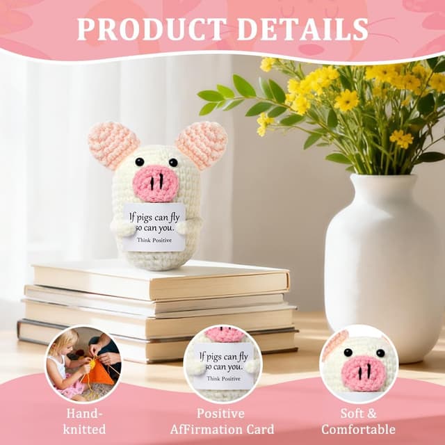 Detalle de Aolso Pocket Hug Maiale Positivo: mini bambola lavorata a maglia con biglietto e moneta