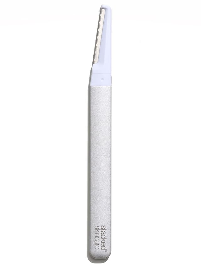 Detalle de Dermaplaning Tool razor for smoother skin