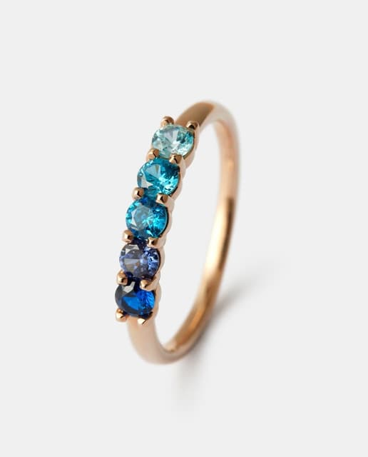 Detalle de Anillo de oro rosa con zafiro 750💍