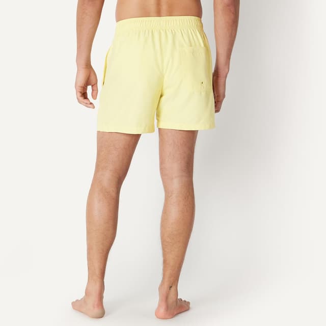 Detalle de Amazon Essentials men’s swimming trunks with mesh lining, pockets and drawstring closure