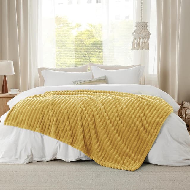 Detalle de Bedsure Kuscheldecke (Wolldecke & Fleecedecke) im Streifen-Look, weich-warme Sofadecke für Sofa & Bett, Gelb, 150 x 200 cm