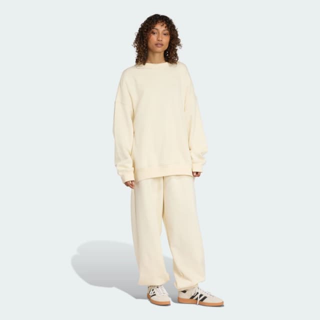 Detalle de adidas Essentials Linear Jogger: pantalón holgado blanco para un look cómodo