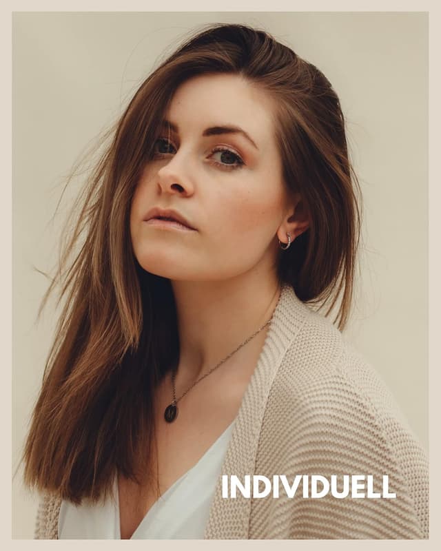 Detalle de GD GOOD.designs Buchstaben-Kette Silber für Damen: Initialien-Anhänger aus 316L-Edelstahl