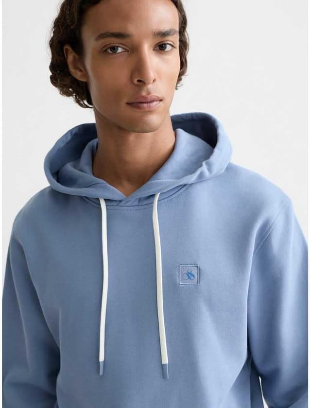 Detalle de Scotch & Soda men’s Essential badge logo hooded sweatshirt (regular fit)