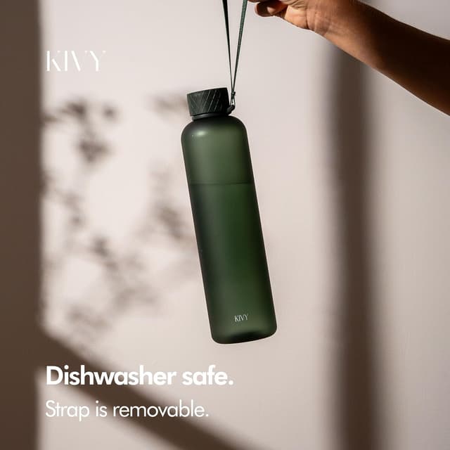 Detalle de KIVY Slim Water Bottle 32oz (Lightweight & Shatterproof) — Dark Green, Screw Top, Dishwasher Safe