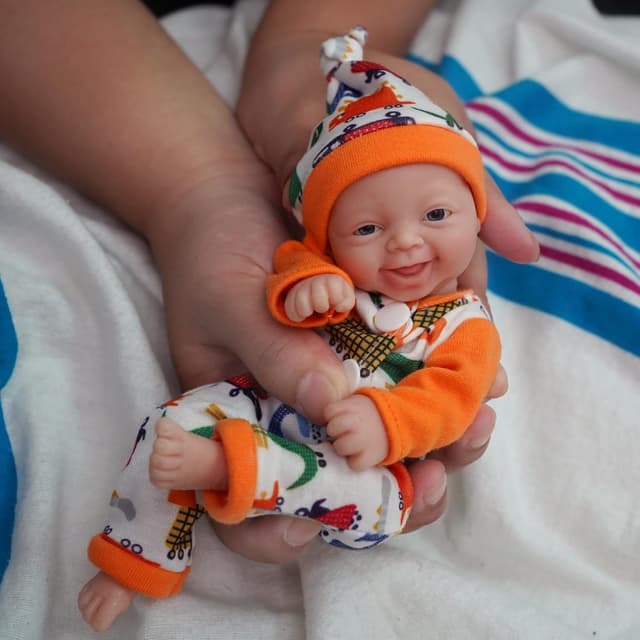 Detalle 2 de MYREBABY 7" Muñeca Bebé Reborn de Silicona 👶