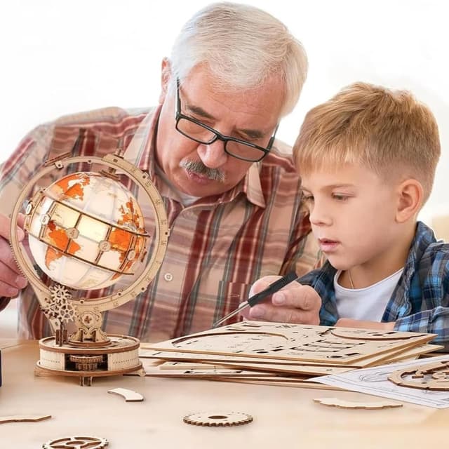 Detalle 2 de ROKR 3D Holzpuzzle „Leuchtender Globus“ (ST003) mit LED – drehbares Holzmodell als Schreibtischdekoration