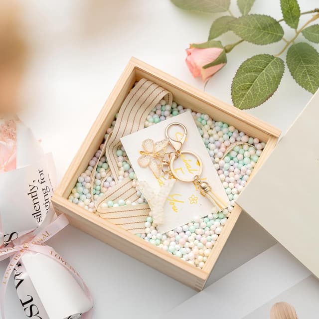 Detalle 2 de MORSUNBELA Schlüsselanhänger mit Buchstabe, Schmetterling & Quaste – personalisiert als Geschenk für Mädchen und Frauen