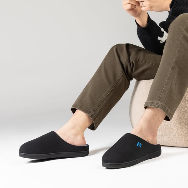 Detalle de RockDove Men’s Original Two-Tone Memory Foam Slipper