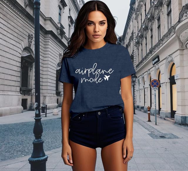 Detalle de Qskall women’s travel-themed “Airplane Mode” T-shirt with relaxed fit