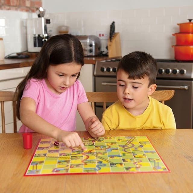 Detalle 2 de Galt Snakes and Ladders Ludo game set 2 in 1