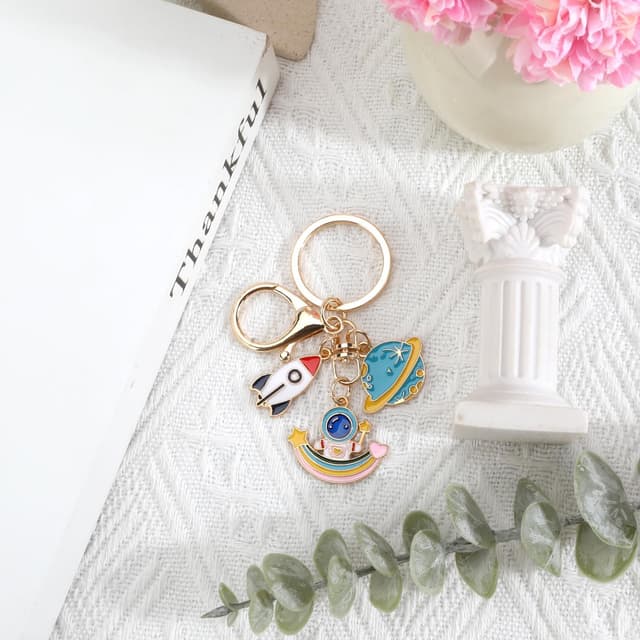 Detalle de Tranbath Astronauten-Schlüsselanhänger aus Edelstahl für Frauen – Keychain mit Astronauten-Charm, personalisierbar