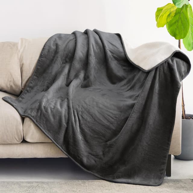 Detalle de Dreamzie wasserdichte Decke 127x152 cm für Sofa & Bett, Wende-Deckel mit Sherpa-Fleece, dunkelgrau
