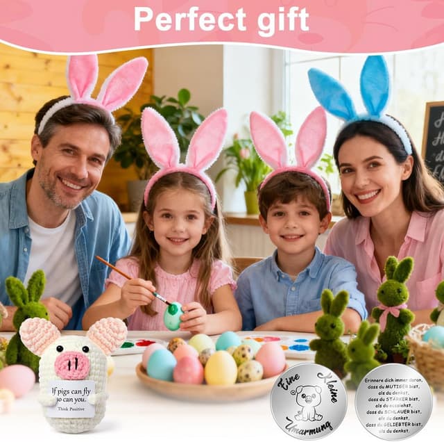 Detalle 2 de Aolso Pocket Hug Maiale Positivo: mini bambola lavorata a maglia con biglietto e moneta