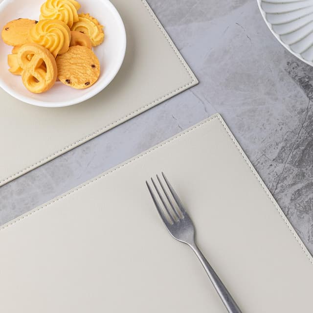 Detalle 1 de Baroyal Faux Leather Placemats Set of 8 (Vinyl, Washable/Wipeable) Heat Resistant, Waterproof Non-Slip, Cream White