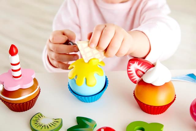 Detalle 2 de Hape Cupcake: set creativo con topper colorati per creare dolcetti di fantasia