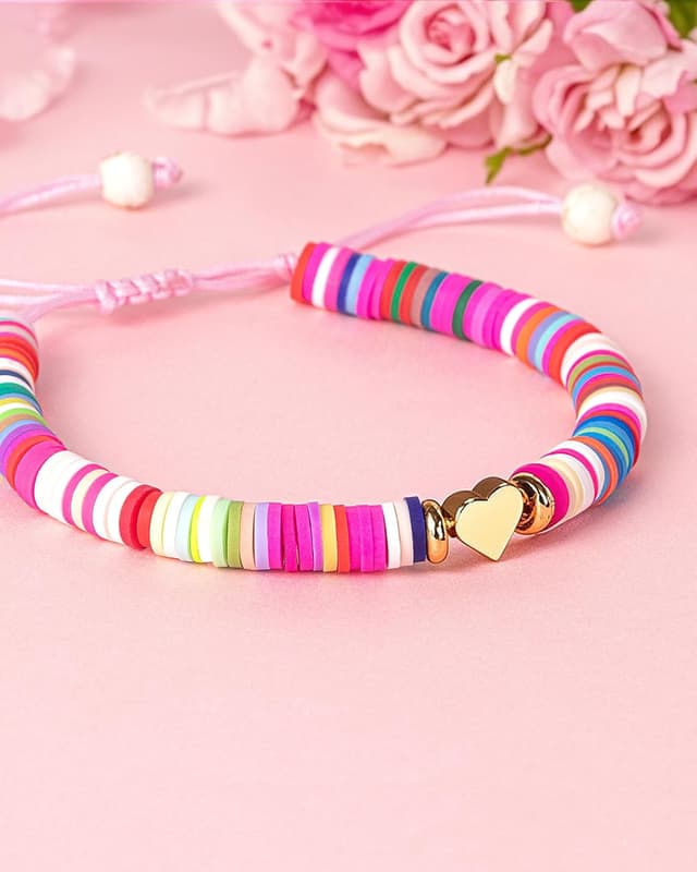 Detalle de TOLOWOBK heart clay bead bracelet for girls