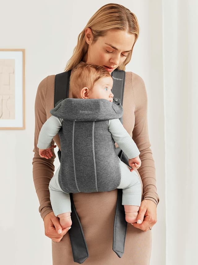 Detalle 2 de BabyBjörn Marsupio Mini Jersey 3D, grigio scuro: comodo per neonati da 0 a 12 mesi